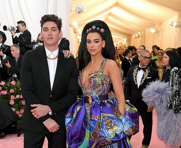 I dashuri i këngëtares shqiptare sytë tek të pasmet e Jennifer Lopez (FOTO)