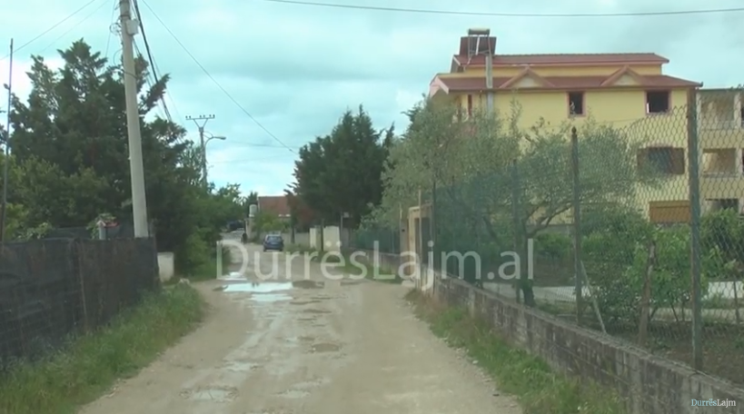 Durrës, 30 vite asnjë investim në zonën e tyre, banorët: Të vënë dorën në zemër e të na shpëtojnë! (VIDEO)