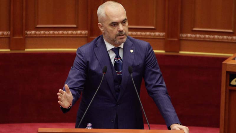 Liria e shtypit, Rama: Ç’komedi e zymtë me djegësit e deridjeshëm të gazetave!