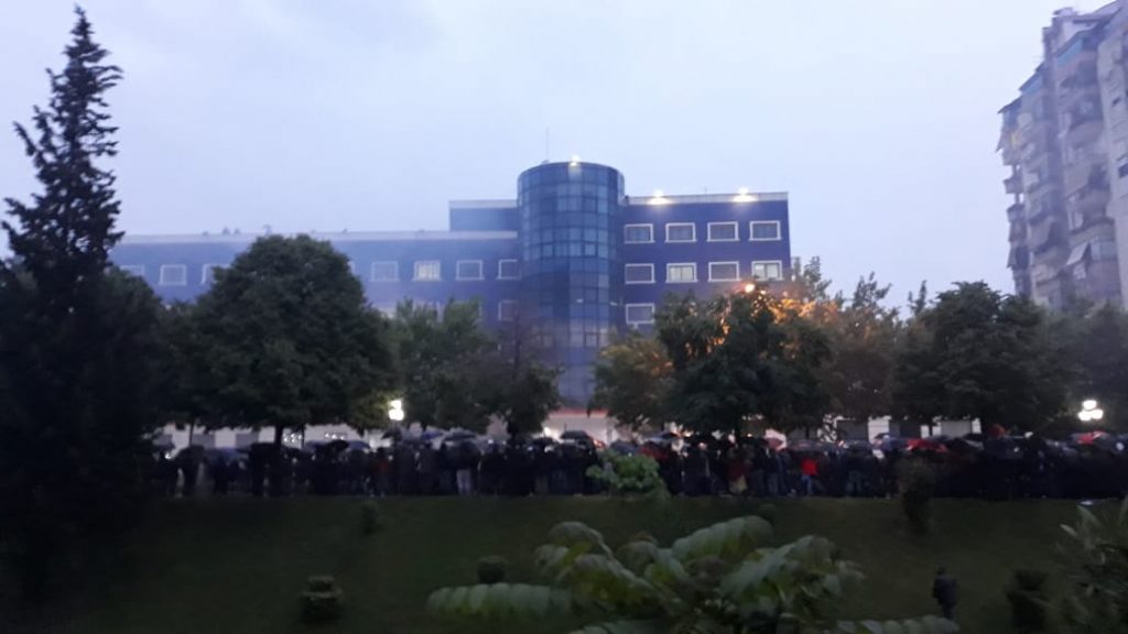 Thyhen xhamat e policisë së shtetit, lëndohet një efektiv