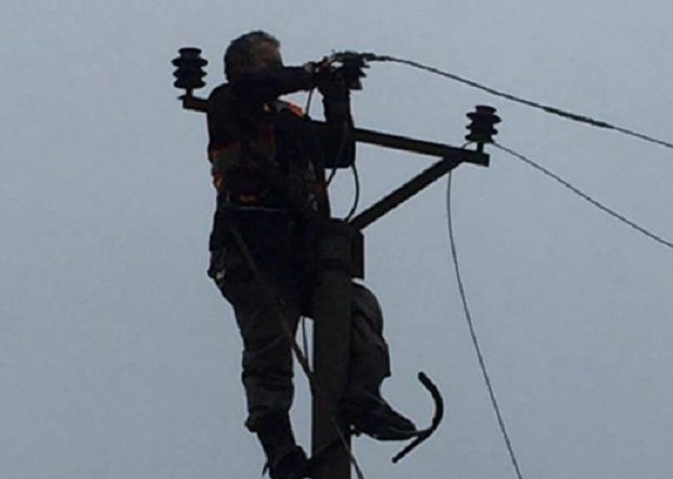 Vdes elektriçisti në Durrës, bie në kontakt me energjinë teksa punonte