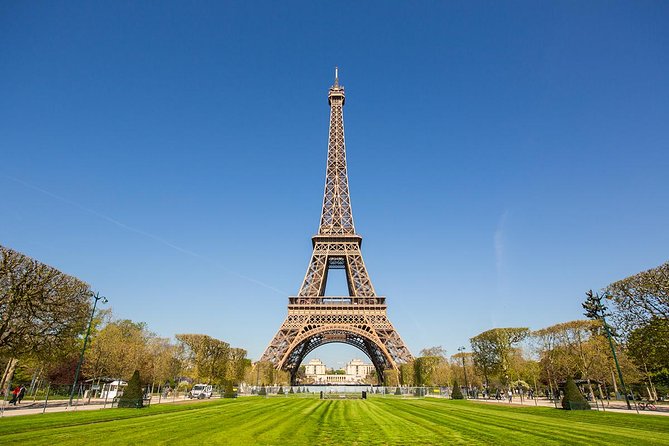 Evakuohet kulla Eiffel, shkak një person që u ngjit në strukturën metalike