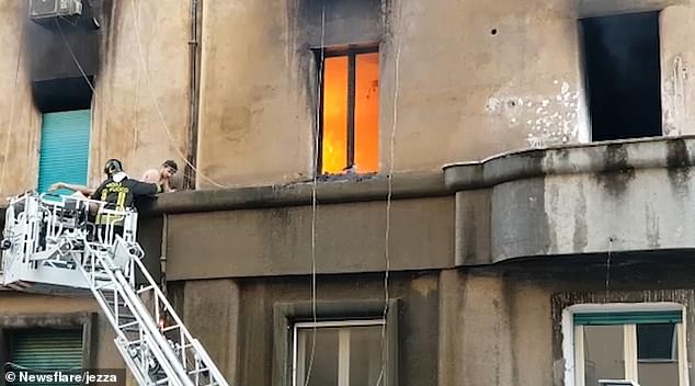 Shkëndija elektrike shkrumbon banesën