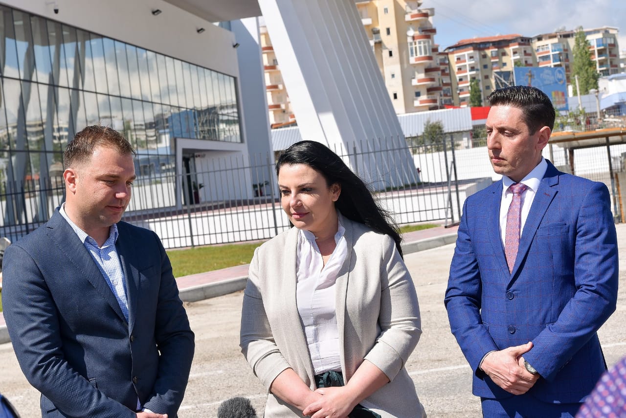 Balluku inspekton terminalin e ri në Portin e Vlorës, në shërbim të qytetarëve gjatë sezonit veror