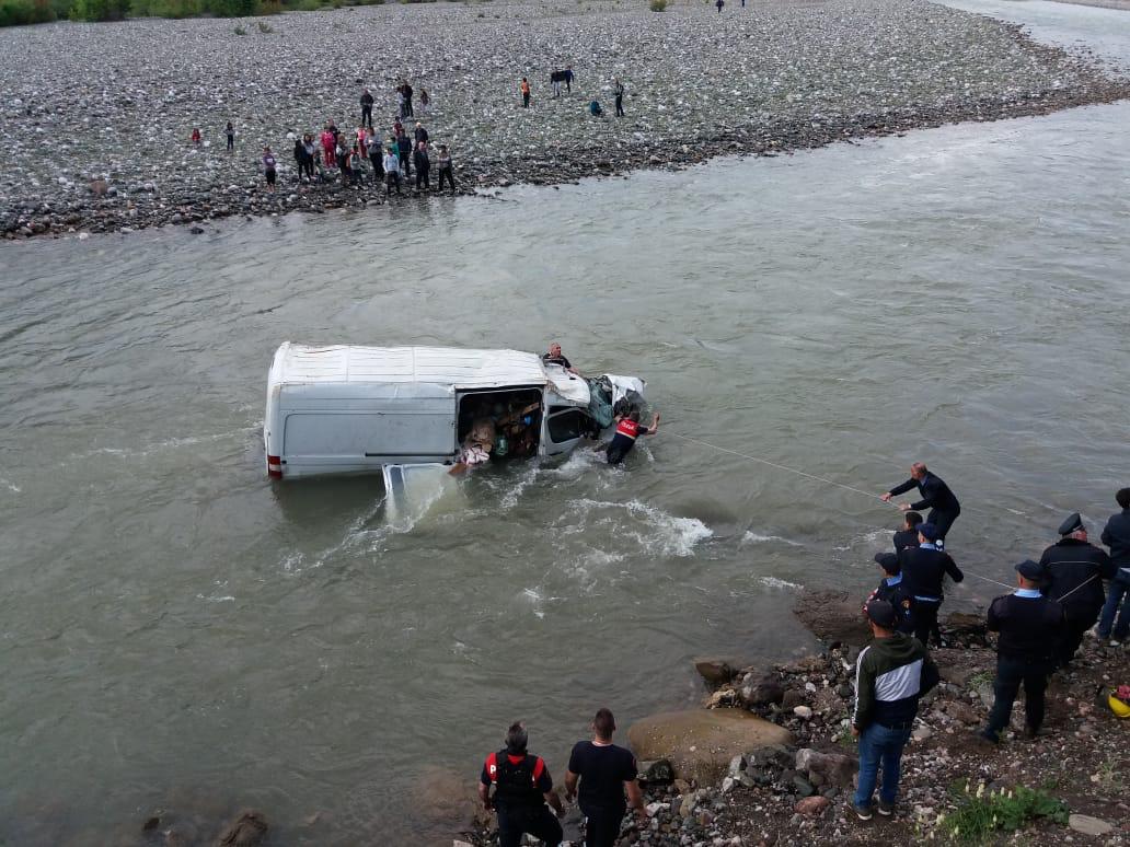 Furgoni bie në lumë, aksion për shpëtimin e shoferit