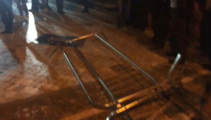 Protestuesit heqin gardhin metalik, qëllojnë me gur policinë