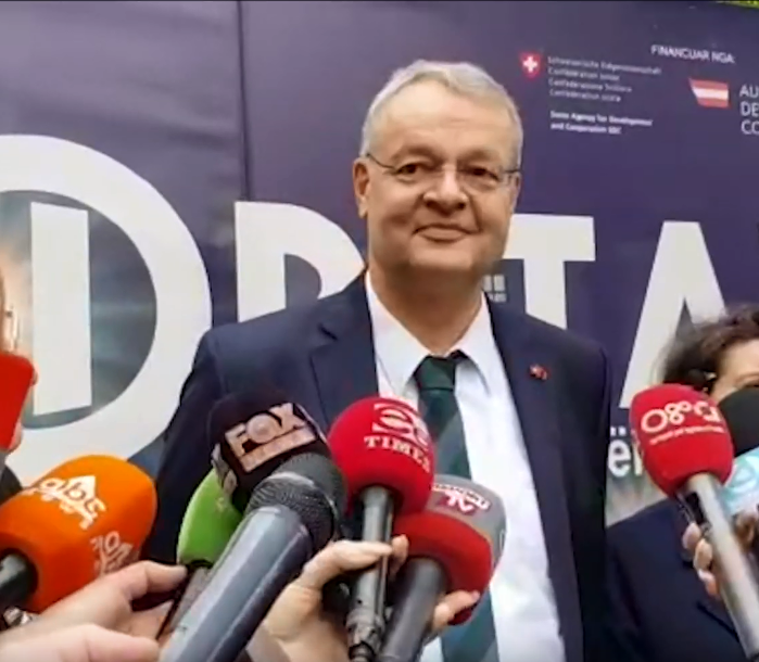 Ambasadori zvicerian apel partive politike: Dialogu është rruga e zgjidhjes