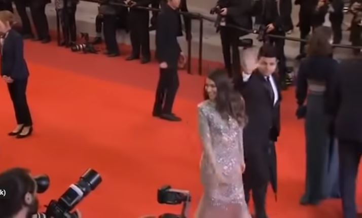 Ermal Mamaqi dhe Elvana Gjata në festivalin e Kanës…por pengohet te shkallët (VIDEO)