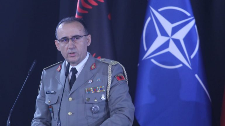 Gjeneral Kollçaku mes lotësh i jep lamtumirën major Tanushit: Do na marrë malli për urdhrin  tënd