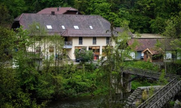 Shtohet tmerri dhe misteri në Gjermani, gjenden edhe dy trupa me shigjeta të ngulura
