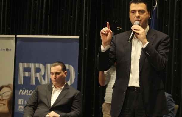 Djali i Sokol Olldashit në krah të Lulzim Bashës: Nderon trashëgiminë e babait të tij