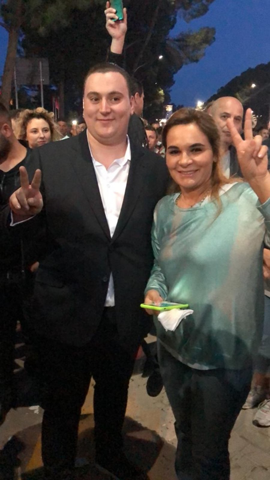 Djali i Sokol Olldashit në protestë, pozon përkrah Kryemadhit