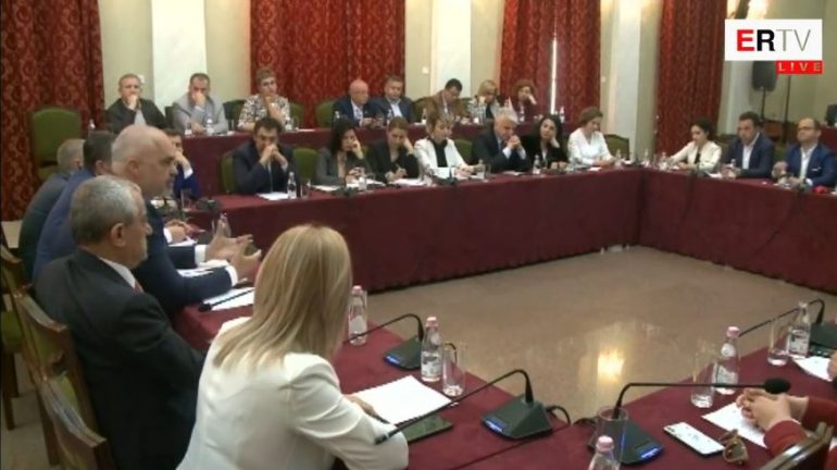 Rama mbledh grupin e PS-së: Mos u provokoni, regjistroni incidentet