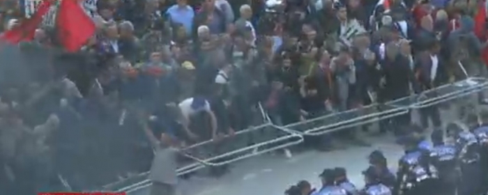Protestuesit prishin gardhin metalik, i vënë flakën Kryeministrisë dhe Kuvendit