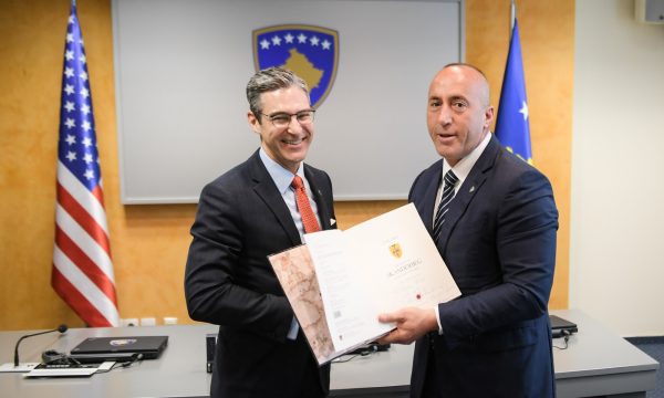 Haradinaj takon zyrtarët amerikanë: Marrëveshje me Serbinë, pa cënuar territorin