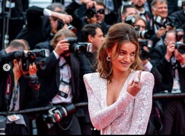 Modelja shqiptare paska ngritur gishtin e mesit në tapetin e kuq në Kanë