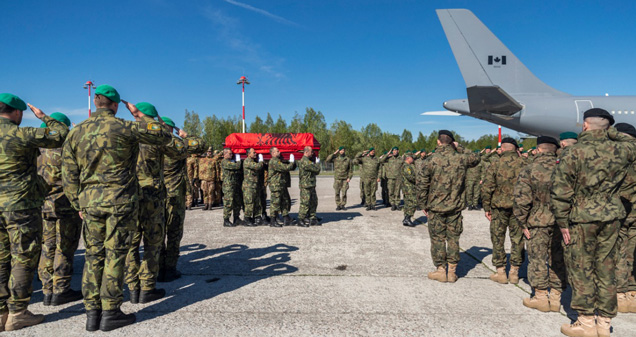 Përcillet me nderime nga Letonia, trupi i major Tanushit mbërrin në Tiranë