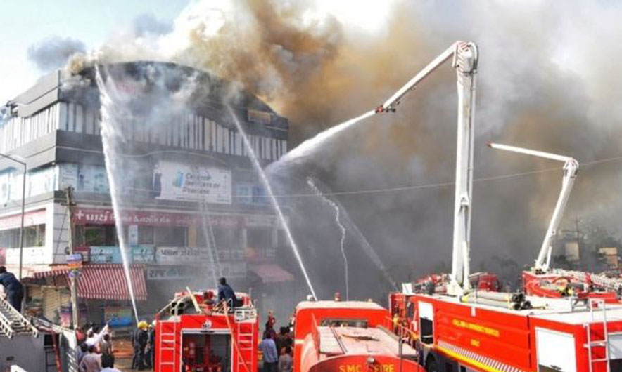 Zjarr në shkollë, humbin jetën 19 studentë indianë, 20 të lënduar