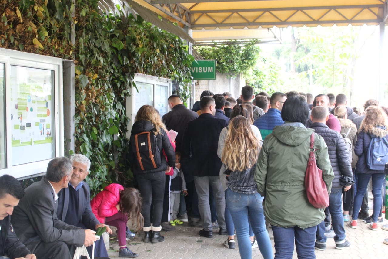 “Radhë të gjata tek Ambasada Gjermane, rinia po braktis Shqipërinë”