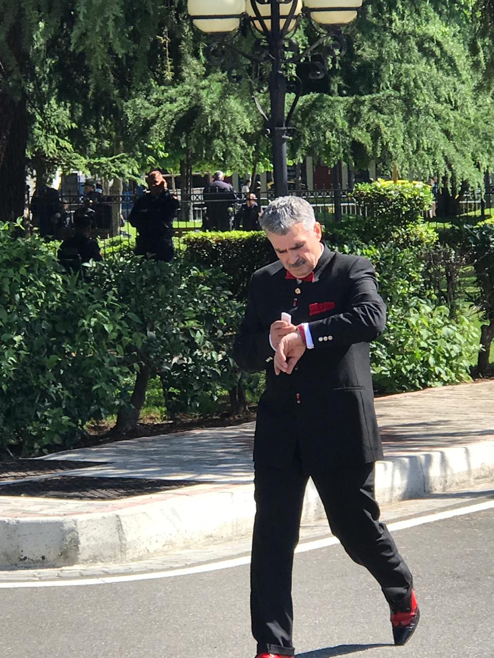 FOTO/ Deputeti më i ri i Qarkut të Durrësit me papion e këpucë të kuqe në parlament
