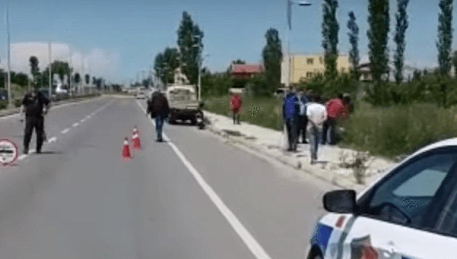 Makina aksidenton këmbësorin dhe e lë në mes të rrugës