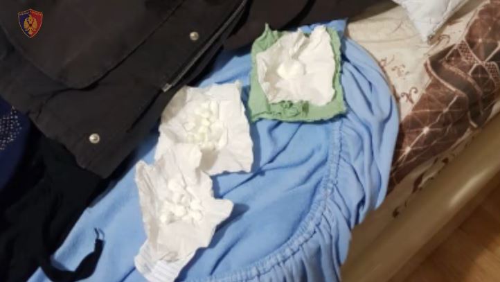 Kavajsi kapet në flagrancë me kokainë dhe miliona para (VIDEO)
