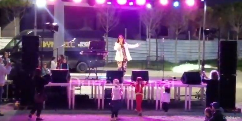 Pesë këngëtarë koncert te “Sfinksi” për durrsakët dhe turistët (VIDEO)