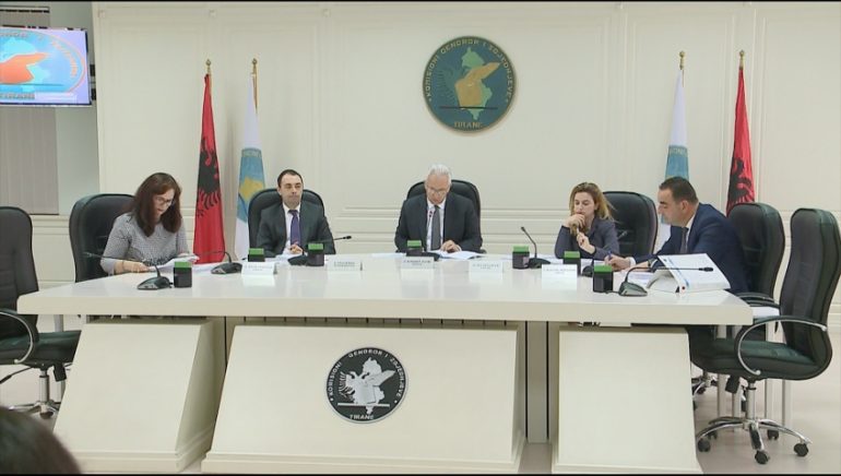 Tre deputetë të rinj në parlament, KQZ u jep mandatin (EMRAT)