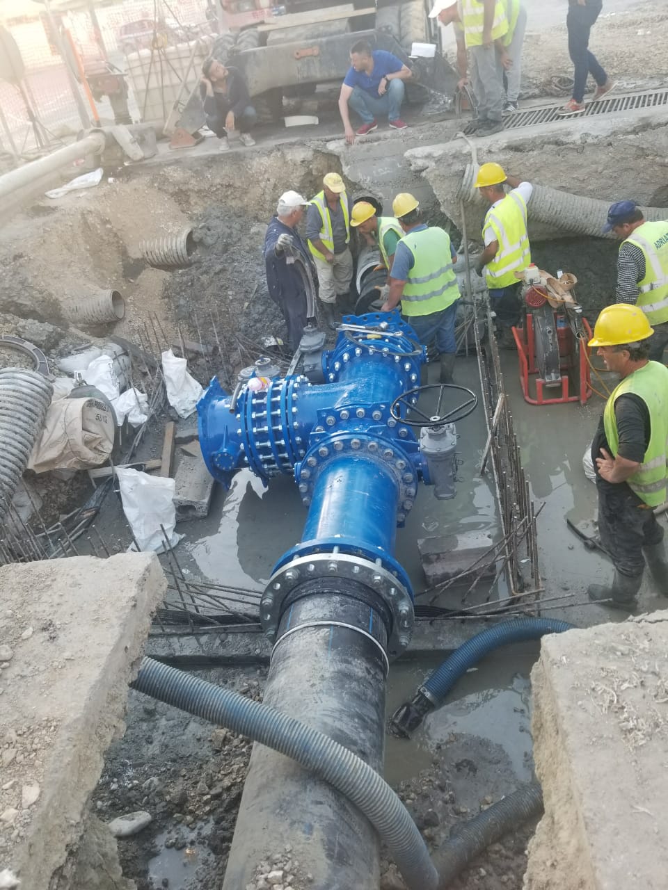 Ujësjellës Durrës realizon lidhjen e tubacionit të ri me rrjetin shpërndarës të qytetit