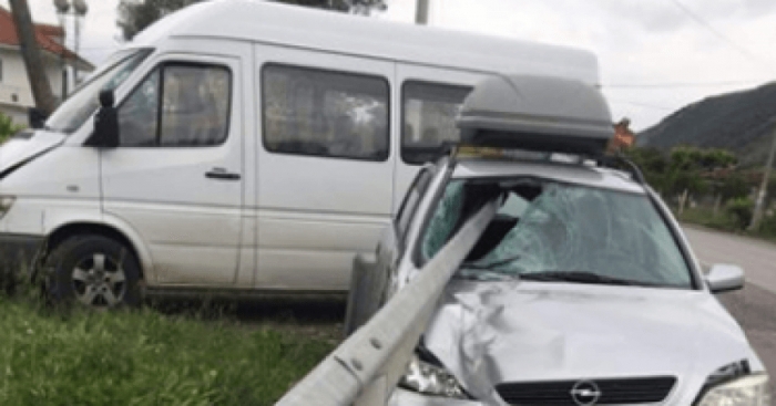 Aksident i frikshëm, barriera mbrojtëse futet mes për mes makinës