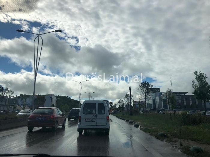 Makinat dalin nga rruga në autostradën Tiranë-Durrës (FOTO)