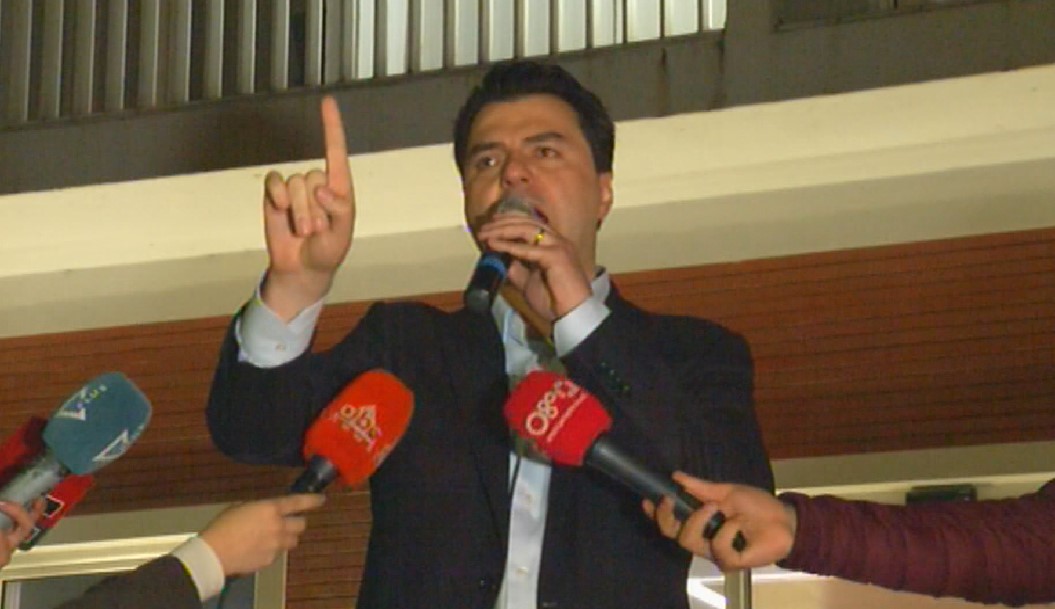 Dhuna ndaj Sahit Dollapit, Basha zhvendos protestuesit para Policisë së Tiranës