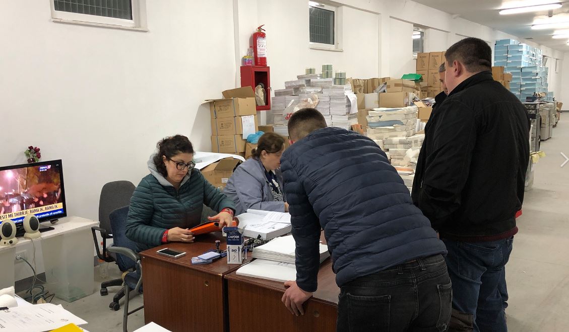 Frikë nga protesta, KQZ “arratiset” në Lundër për të regjistruar kandidatët