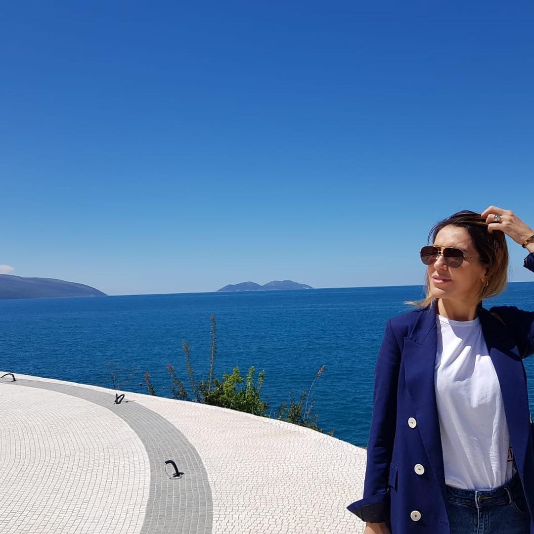 Majlinda Bregu publikon foton e rrallë me të atin, si i duken motrave? (FOTO)