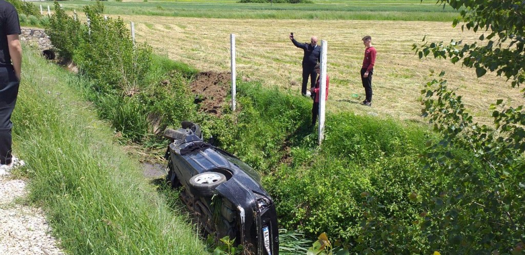 Makina del nga rruga, plagosen maturantët