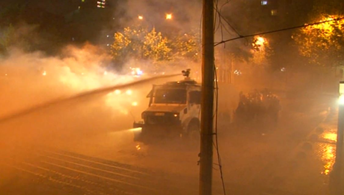 LIVE/ Tensionohet situata në Policinë e Tiranës, gaz lotsjellës ndaj turmës