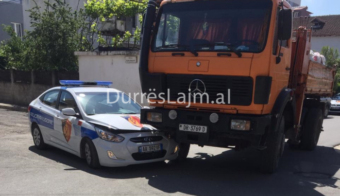 Durrës, makina e policisë përplaset me kamionin (FOTO)