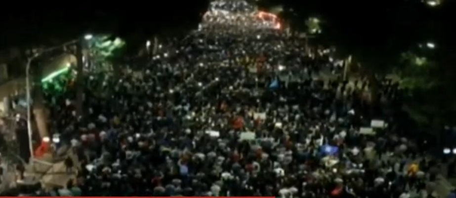 Protesta pa incidente, protestuesit me telefona ndezur drejt Kuvendit