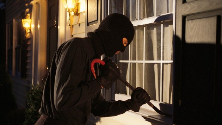 Maskat lidhin burrë e grua dhe iu marrin paratë nën kërcënimin e armës