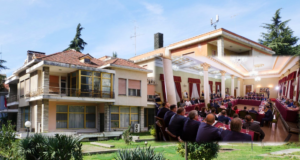 Darka informale, socialistët mblidhen tek vila e Enver Hoxhës