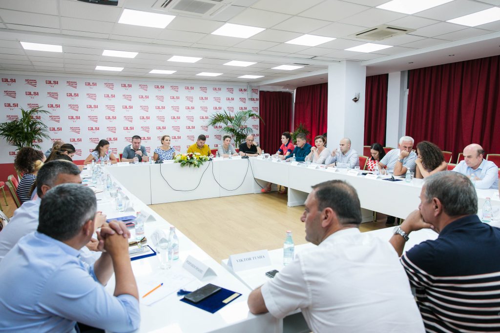 Një tjetër kandidat nga LSI dorëzon formularin në KQZ