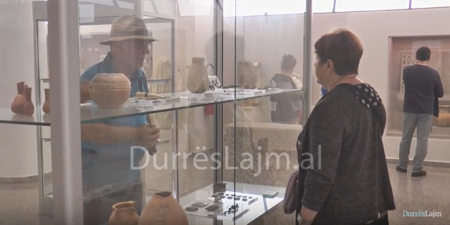 Durrës, ekspozohen objekte arkeologjike të gjetura rastësisht nga qytetarët (VIDEO)