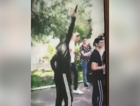 Denoncimi/ Adoleshenti qëllon me armë në oborrin e gjimnazit, policia e Durrësit fsheh ngjarjen (VIDEO)
