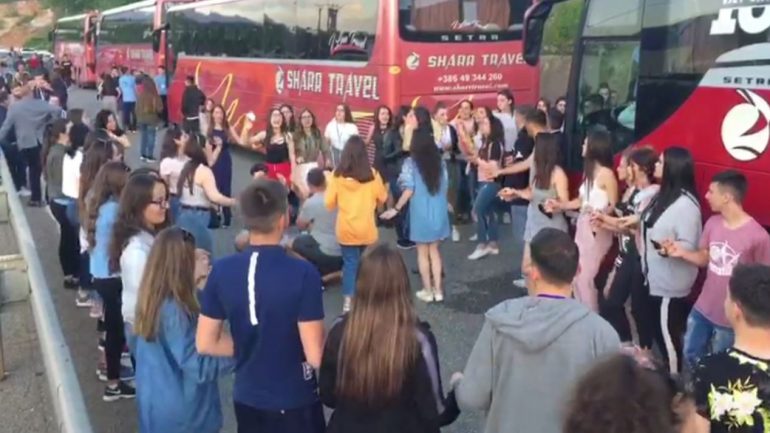 Bllokimi i rrugës në Kukës, nxënësit nga Kosova gjejnë një zgjidhje origjinale