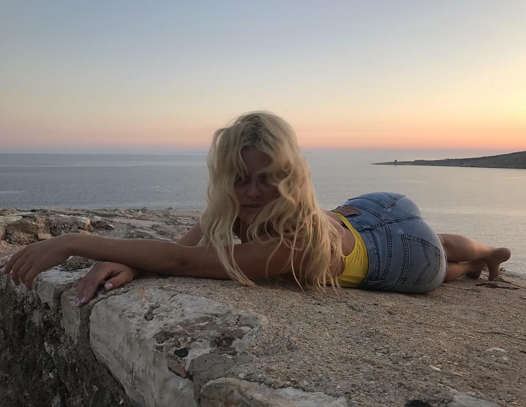 Me këmbët mbi litar e me bikini seksi, Olta Gixhari ndez fantazinë e fansave (FOTO)