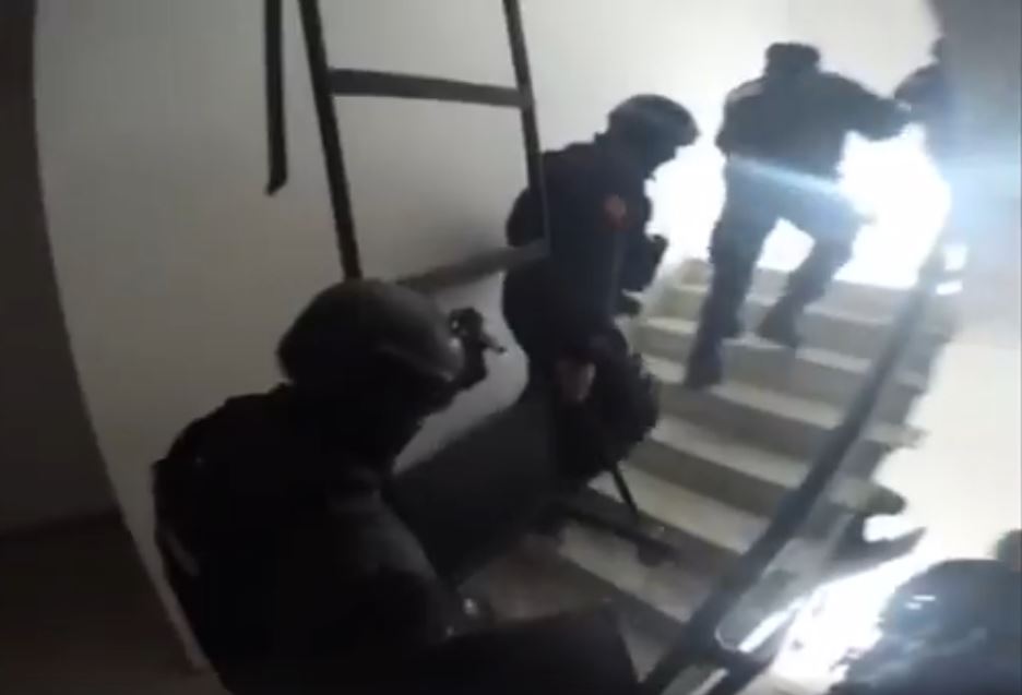 Momenti i arrestimit të të “fortit” të kërkuar për vrasje nga RENEA dhe FNSH (VIDEO)