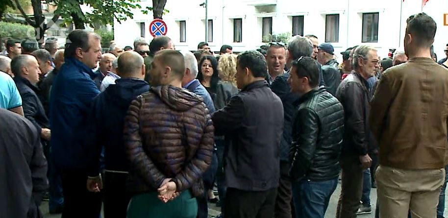 Protestuesit mblidhen para Policisë së Tiranës