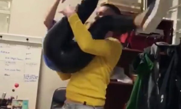 Dy moderatorët shkundin rrjetin me videon e kërcimit “të çmendur”!