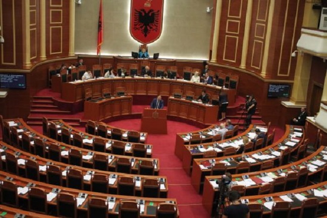 Betohen dy deputetë të rinj, njëri i dënuar në Gjermani për përgjim të paligjshëm të një zyrtari