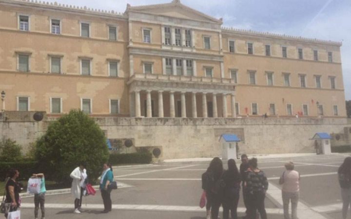 Sulmohet parlamenti grek